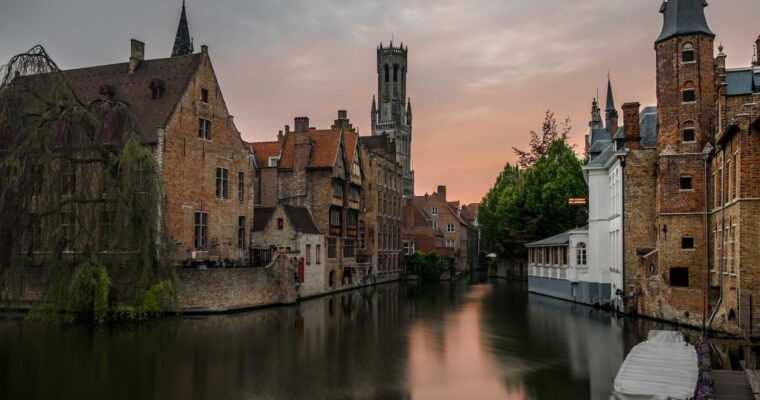 Descubre la belleza de los canales en Brujas en Bélgica: una experiencia única