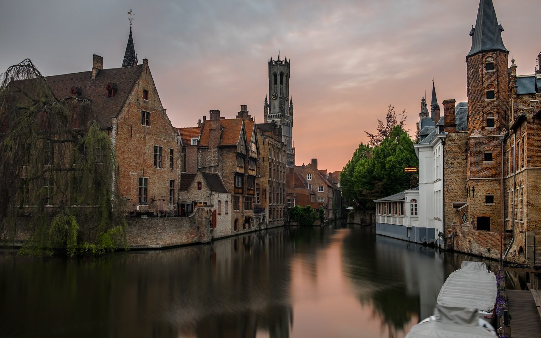 Descubre la belleza de los canales en Brujas en Bélgica: una experiencia única