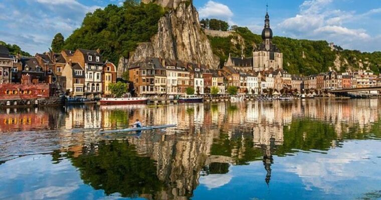 Descubre la belleza del pueblo fotogénico de Dinant en Bélgica.