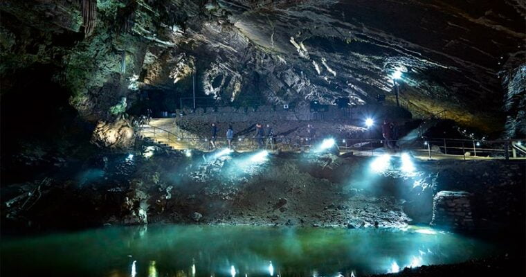 Descubre las impresionantes grutas de Han en Bélgica: una aventura subterránea única