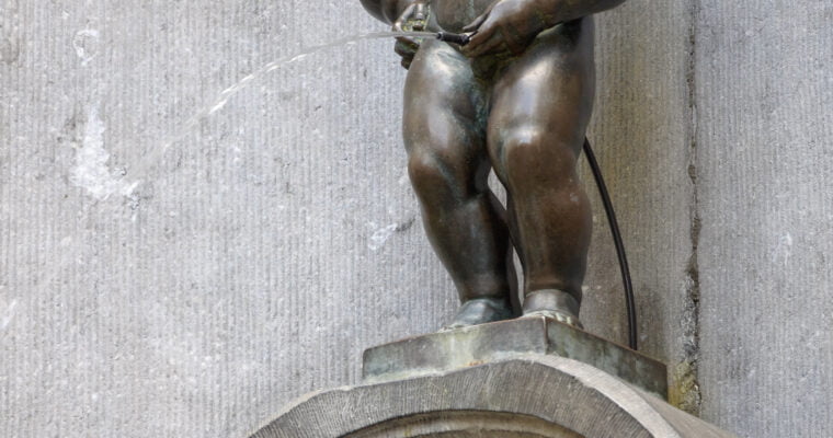 El icónico Manneken Pis en Bruselas: visita obligada en Bélgica