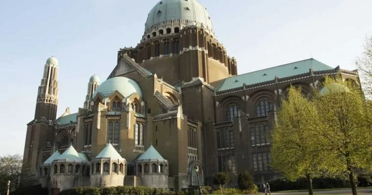 Descubre la majestuosa Basílica del Sagrado Corazón en Bruselas, en Bélgica.